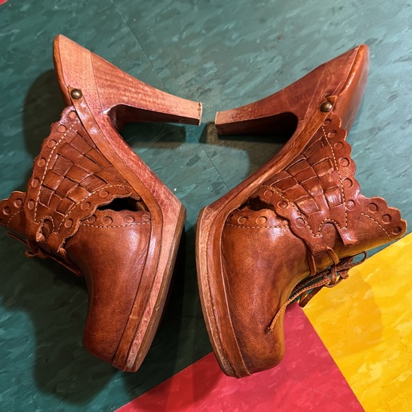 Vintage Late 70s Leather Platform Heals - Picture 3 of 6